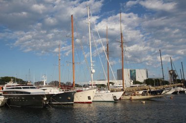 Barcelona, İspanya - 21 Mayıs 2015: kürek tekne hızı yatlar ve diğer teknelerden liman Barselona, İspanya 21 Mayıs 2015 tarihinde tarafından.