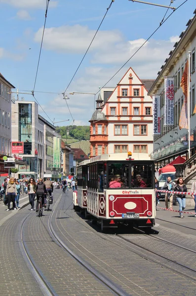 Würzburg Niemcy Maja 2014 Czerwony Tramwaj Osób Pieszo Rowerze Przy — Zdjęcie stockowe