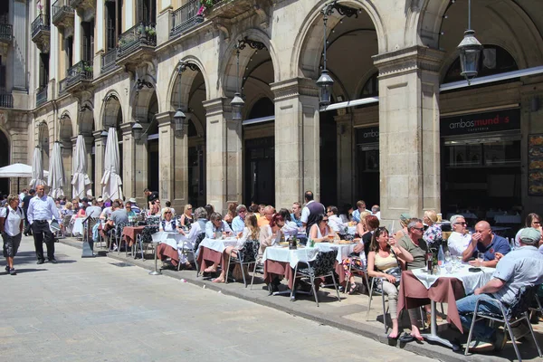 2015 日にスペインのバルセロナでカタルーニャ Reial にレストランのテーブルでバルセロナ スペイン 2015 観光客座る — ストック写真