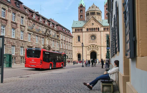 슈파이어 버스와 관광객들 2014 슈파이어의 중심지에 역사적 대성당 거리를 — 스톡 사진