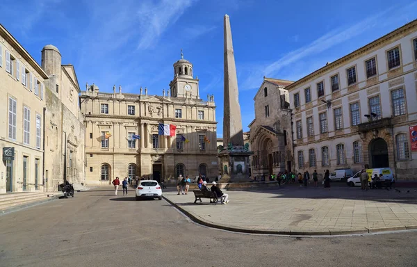 Arles Frankrijk Oktober 2019 Mensen Lopen Het Stadsplein Voor Het — Stockfoto