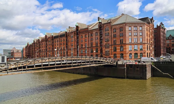 Canal Com Armazéns Históricos Distrito Speicherstadt Haburg Alemanha — Fotografia de Stock