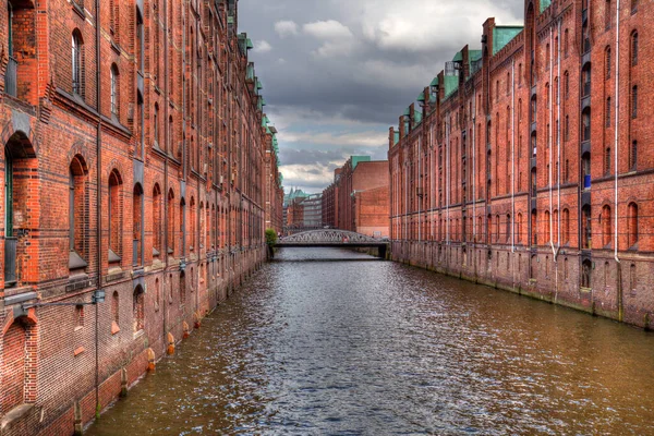 Canal Avec Entrepôts Historiques Dans Quartier Speicherstadt Hambourg Allemagne — Photo