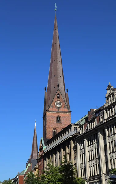 Toren Van Petri Sint Pieterskerk Winkelstraat Monckebergstrasse Hamburg Duitsland Tegen — Stockfoto