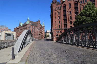 Almanya 'nın Hamburg eyaletinde yer alan Speicherstad iline bağlı Demir Köprü ve tarihi depolar