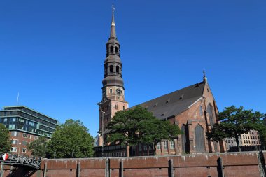 St. Katharinen Kilisesi Hamburg, Almanya 'da Speicherstad bölgesinde bir kanalda