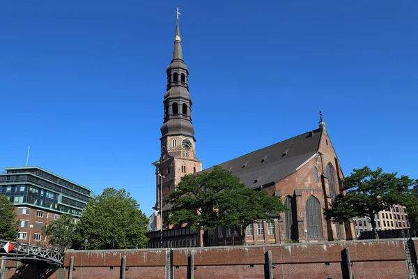 德国汉堡Speicherstad地区一条运河上的圣凯瑟琳教堂 — 图库照片