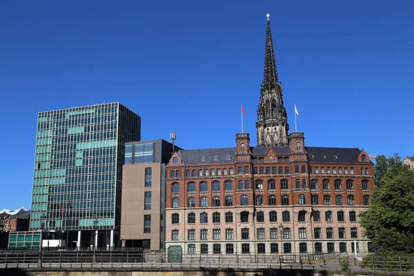 Tower Nicholas Nikolaikirche Church Old Modern Office Buildings Hamburg Germany — Φωτογραφία Αρχείου