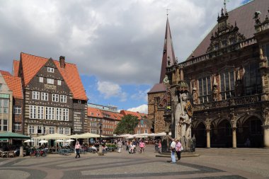 Bremen, Almanya - 1 Temmuz 2019: Bremen, Almanya 'da Marktplatz şehir meydanında yürüyen insanlar ve tarihi binalar