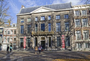 Het Escher Museum in Den Haag in de herfst, met bezoekers die naar binnen gaan