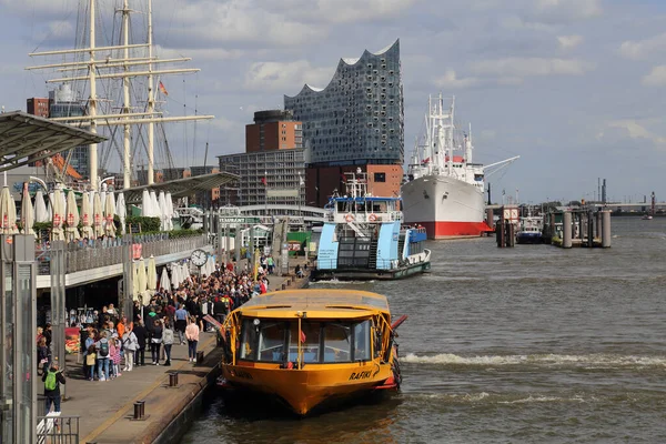 Hamburgo Alemanha Julho 2019 Passageiros Embarcam Ferry Para Cruzeiro Rio — Fotografia de Stock