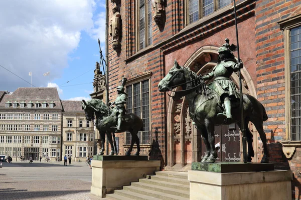 Bremen Almanya Ortaçağ Şövalyelerinin Heykelleriyle Dolu Belediye Binası — Stok fotoğraf