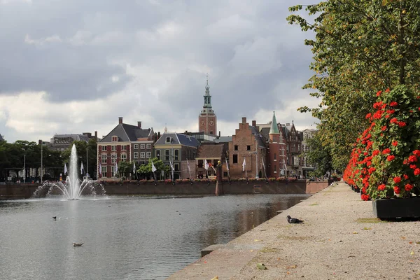 2016年9月17日 人们沿着 Hofvijver 池塘漫步与喷泉在宾内堆夫议会大厦和塔的 Grote 教堂教堂在海牙 荷兰在2016年9月17日 — 图库照片
