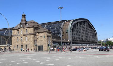 Hamburg, Almanya - 29 Haziran 2019: 29 Haziran 2019 'da Almanya' nın Hamburg kentindeki merkez tren istasyonu önünde insanlar ve arabalar