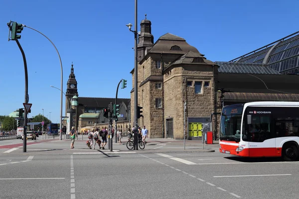 Hamburg Deutschland Juni 2019 Menschen Und Ein Linienbus Vor Dem — Stockfoto