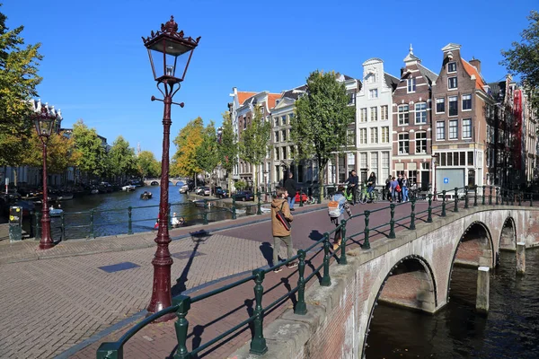 アムステルダム オランダ 2016年10月16日 人々は2016年10月16日にオランダのアムステルダムの歴史的な部分にある古い石の橋を歩く — ストック写真