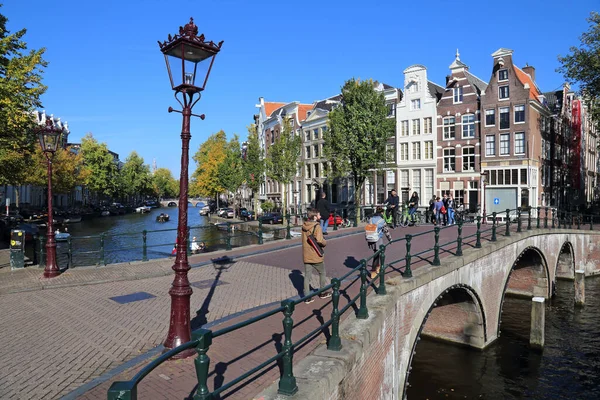 Amsterdam Nederländerna Oktober 2016 Folk Går Gammal Stenbro Den Historiska — Stockfoto