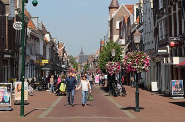 Mensen winkelen in de meet bloemen versiette Grote Noord straat in Hoorn