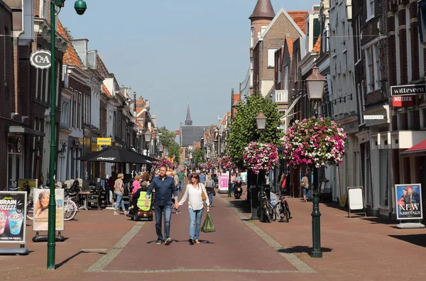 Mensen Winkelen Met Bloemen Versierde Grote Noord Straat Kaupungissa Hoorn — kuvapankkivalokuva