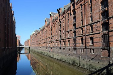 Haburg, Almanya 'da Speicherstadt iline bağlı tarihi depoları olan kanal