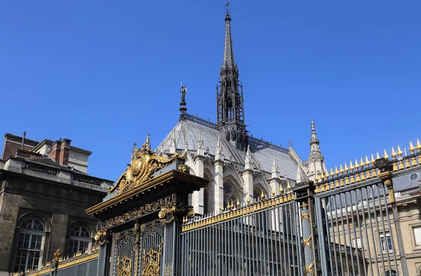 Kościół Saint Chapelle Ogrodzenie Trybunału Sprawiedliwości Paryżu Francja — Zdjęcie stockowe