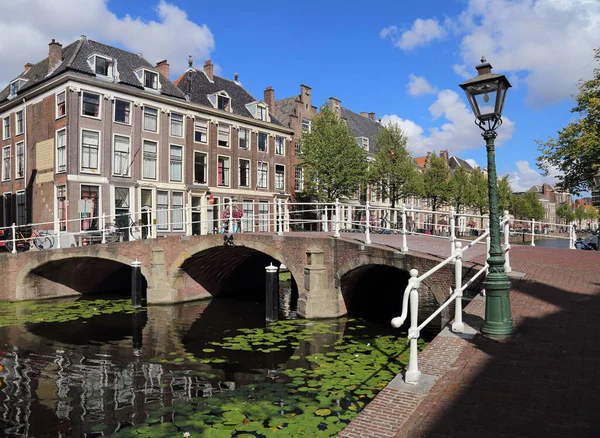 Ponte Histórica Através Canal Leiden Holanda — Fotografia de Stock