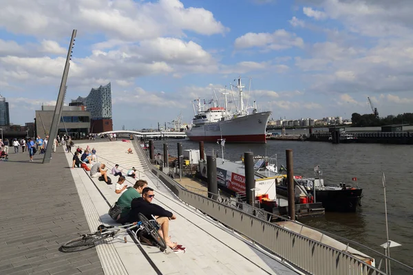 ドイツ ハンブルク 2019年7月1日 7月1日にドイツ ハンブルクのエルブ散歩道のウォーターフロントに座っている大きな歴史的船と人々 — ストック写真