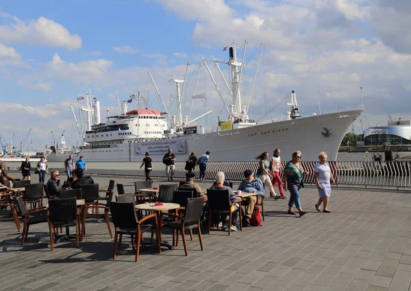 Amburgo Germania Luglio 2019 Grande Nave Storica Persone Sedute Caffè — Foto Stock