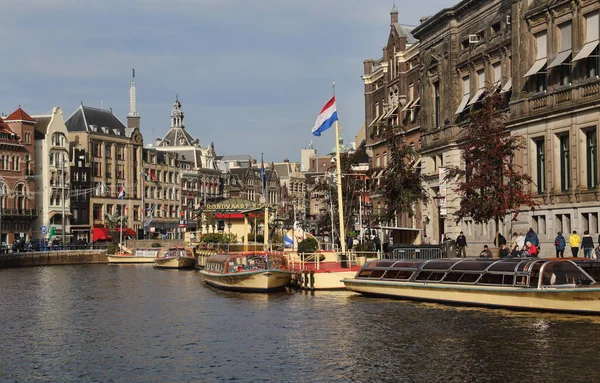 Amsterdam Holandia Października 2019 Łodzie Wycieczkowe Kanale Historycznych Budynkach Tle — Zdjęcie stockowe