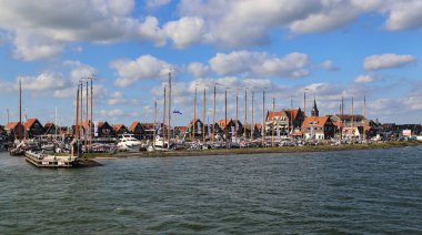 Volendam, Hollanda - 12 Eylül 2019: Hollanda 'nın Volendam kentindeki tarihi balıkçılık limanında 12 Eylül 2019 tarihinde yelkenli yelkenlileri