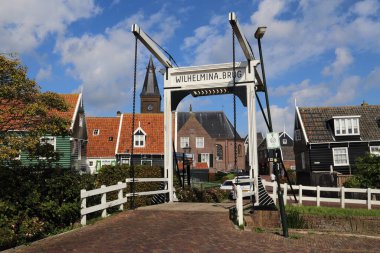 Marken, Hollanda - 12 Eylül 2019: Hollanda 'nın Marken kentindeki eski balıkçı köyünde tarihi asma köprü ve evler