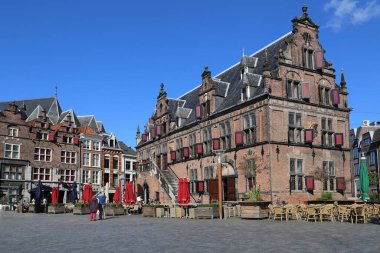 Nijmegen, Hollanda - 10 Mart 2017: Turistler 10 Mart 2017 'de Nijmegen, Hollanda' daki Stevenskerk kilisesine açılan kapının ve histrorik binaların fotoğraflarını çektiler.