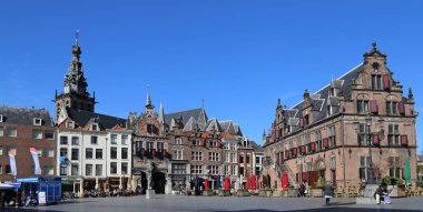 Nijmegen, Hollanda - 10 Mart 2017: İnsanlar 10 Mart 2017 'de Hollanda' nın Nijmegen kentindeki Stevenskerk Kilisesi 'nin tarihi evleri ve kapılarına doğru yürür