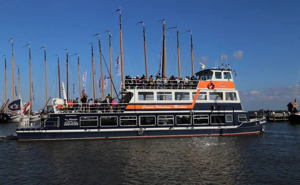 Volendam Holanda Setembro 2019 Ferry Com Turistas Parte Volendam Para — Fotografia de Stock