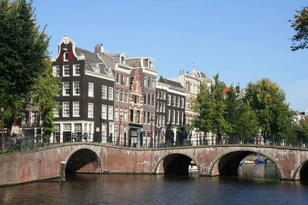Történelmi Híd Csatorna Amszterdamban Hollandiában — Stock Fotó