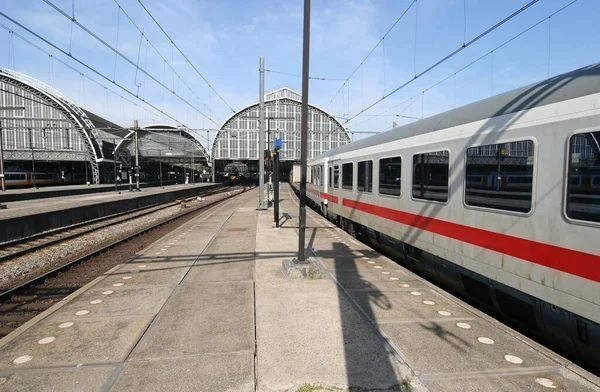 Treno Che Entra Alla Stazione Ferroviaria Amsterdam — Foto Stock