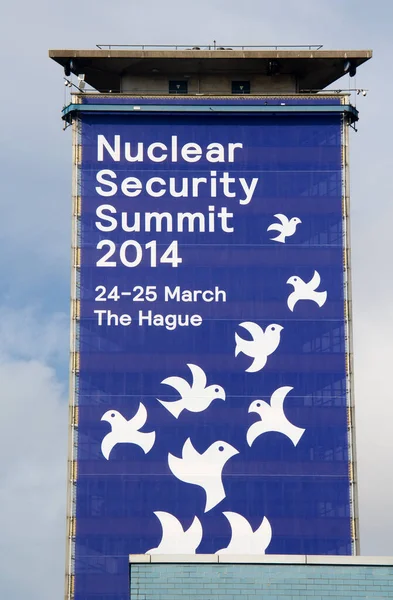 Гаага Голландія Березня 2014 Року Великий Прапор Будівлі Саміту Ядерної — стокове фото