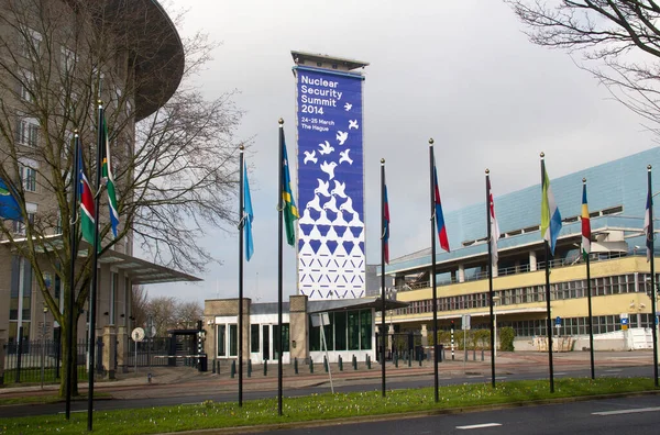 Haia Holanda Março 2014 Grande Bandeira Edifício Para Cúpula Segurança — Fotografia de Stock
