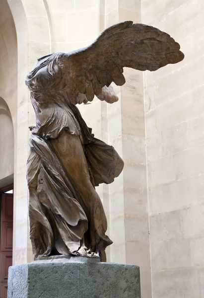 nike louvre Müzesi'nde heykeli