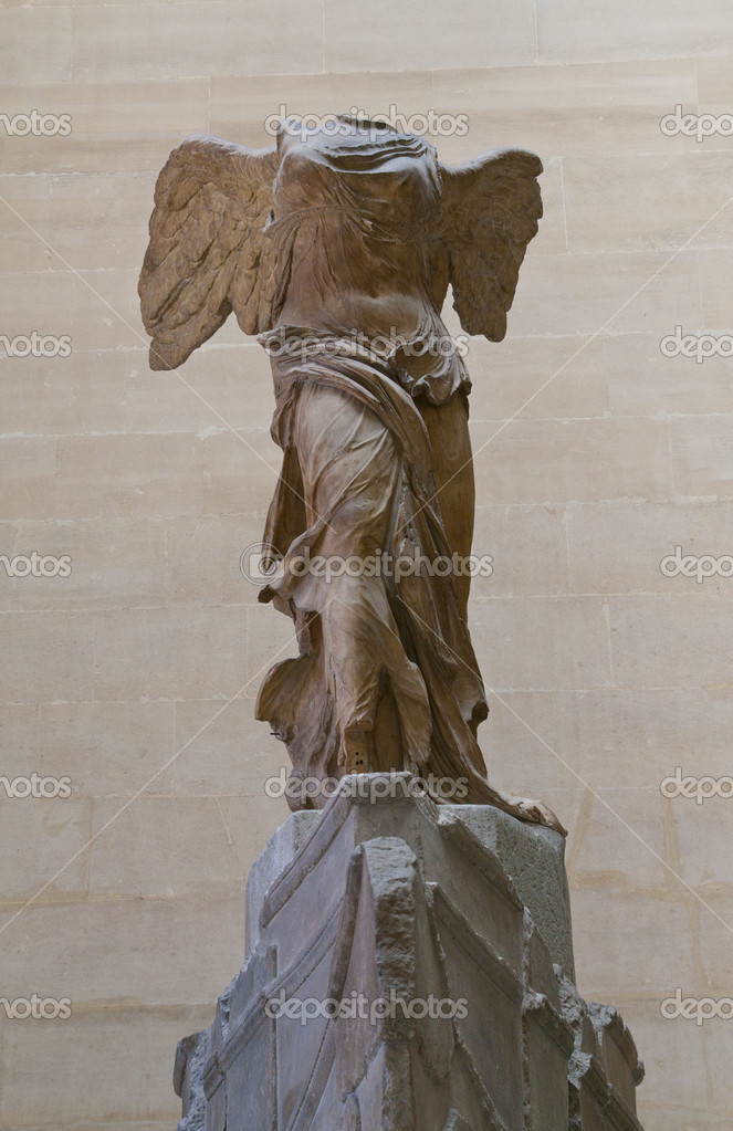 nike louvre statue