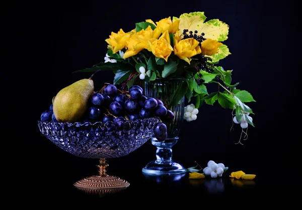 Yellow roses and fruits — Stock Photo, Image