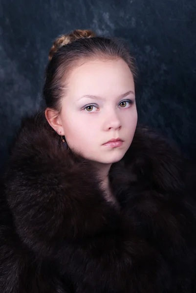 Beautiful young girl in fur — Stock Photo, Image