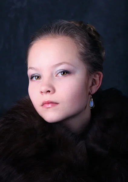 Beautiful young girl in fur — Stock Photo, Image