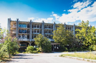 KRK, CROATIA - SEPTEMBER 09, 2021: Hırvatistan 'ın Krk adasının Malinska kentindeki Haludovo lüks otel sarayı terk edildi ve yıkıldı. 1970 'lerde burası eski Yugoslavya' nın en lüks tatil yerlerinden biriydi..