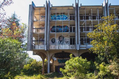 KRK, CROATIA - SEPTEMBER 09, 2021: Hırvatistan 'ın Krk adasının Malinska kentindeki Haludovo lüks otel sarayı terk edildi ve yıkıldı. 1970 'lerde burası eski Yugoslavya' nın en lüks tatil yerlerinden biriydi..