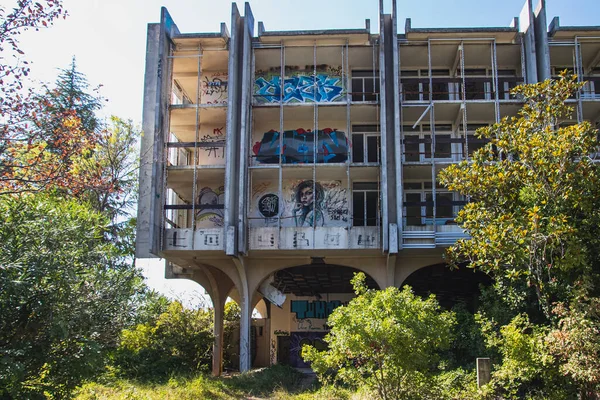 KRK, CROATIA - SEPTEMBER 09, 2021: Hırvatistan 'ın Krk adasının Malinska kentindeki Haludovo lüks otel sarayı terk edildi ve yıkıldı. 1970 'lerde burası eski Yugoslavya' nın en lüks tatil yerlerinden biriydi..