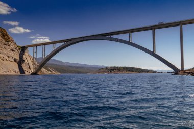 Krk köprüsünün görüntüsü. Krk Adası, Adriyatik denizi, Hırvatistan, Avrupa.