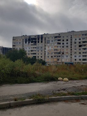 Ukrayna 'daki savaş, Harkov' u Yıkmak, Ukrayna 'daki evler, yanmış evler, Ukrayna savaşı, bombardıman sonrası, boş bölge, çatışmalar sonrası