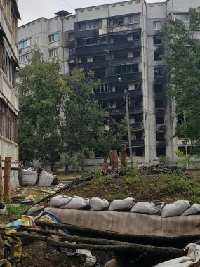 Ukrayna 'daki savaş, Harkov' u Yıkmak, Ukrayna 'daki evler, yanmış evler, Ukrayna savaşı, bombardıman sonrası, boş bölge, çatışmalar sonrası