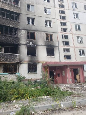 Ukrayna 'daki savaş, Harkov' u Yıkmak, Ukrayna 'daki evler, yanmış evler, Ukrayna savaşı, bombardıman sonrası, boş bölge, çatışmalar sonrası